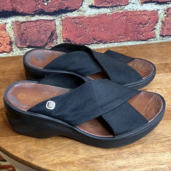 BZees Womens Black Desire Slides Sandal Size 6.5 - Picture 3 of 13